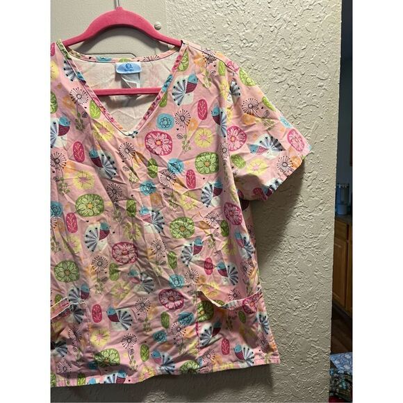 SB Scrubs Patterned Scrub Top Woman’s Size Large - Picture 2 of 7